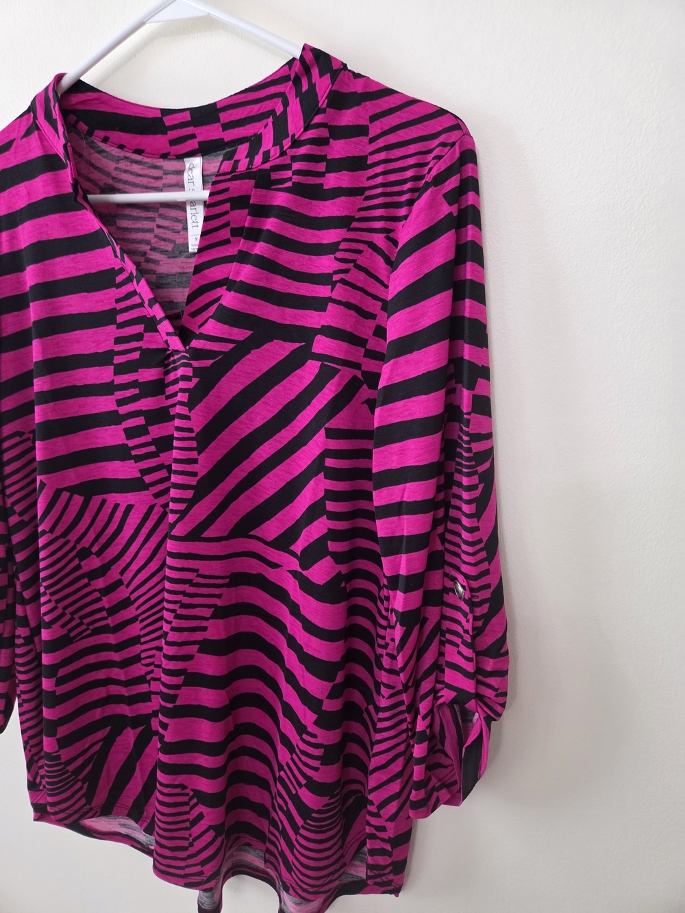 Dear Scarlett "Lizzy" 3/4 sleeve split-neck top -Size Small - Picture 4 of 8